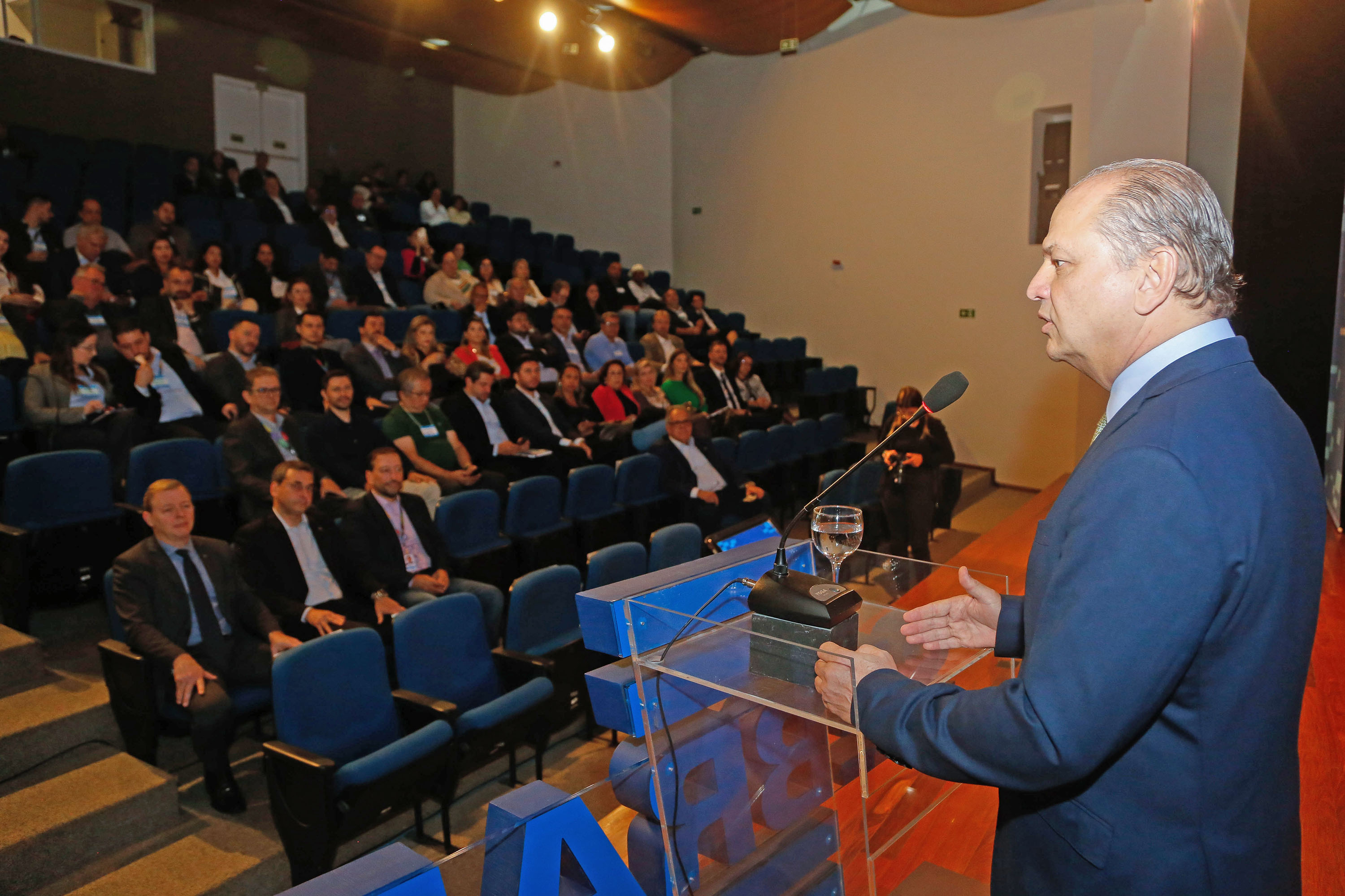 Secretário estadual da Indústria, Comércio e Serviços, Ricardo Barros, participa no Sebrae do encontro dos Comitês Técnicos do Fórum Permanente das Micro e Empresas de Pequeno Porte do Estado do Paraná (Fopeme). O encontro vai formular propostas a serem encaminhadas ao Congresso Nacional de melhorias para o ambiente de negócios das micro e pequenas empresas. - Curitiba/Pr, 27/04/2023 - Foto Jonas Oliveira Foto: Jonas Oliveira/SEIC