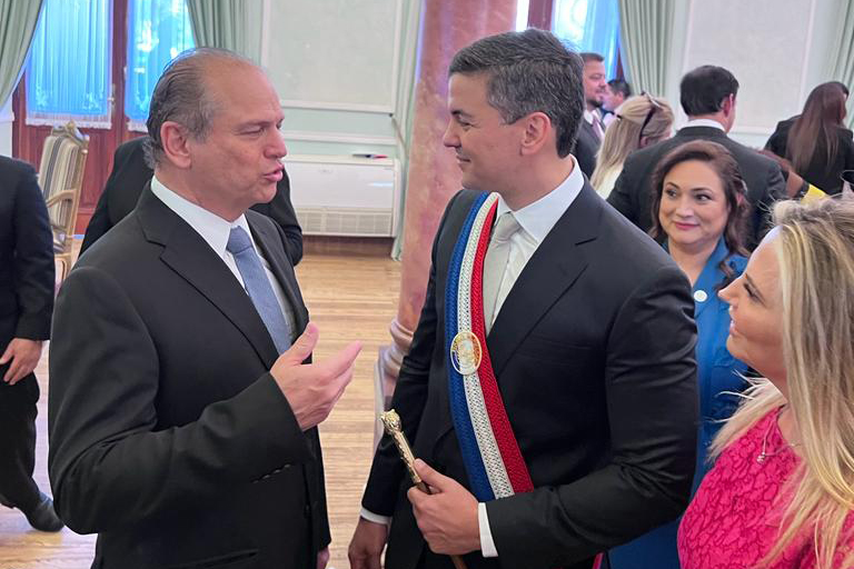 Comitiva do Paraná participa da posse do presidente do Paraguai para estreitar ainda mais relação bilateral