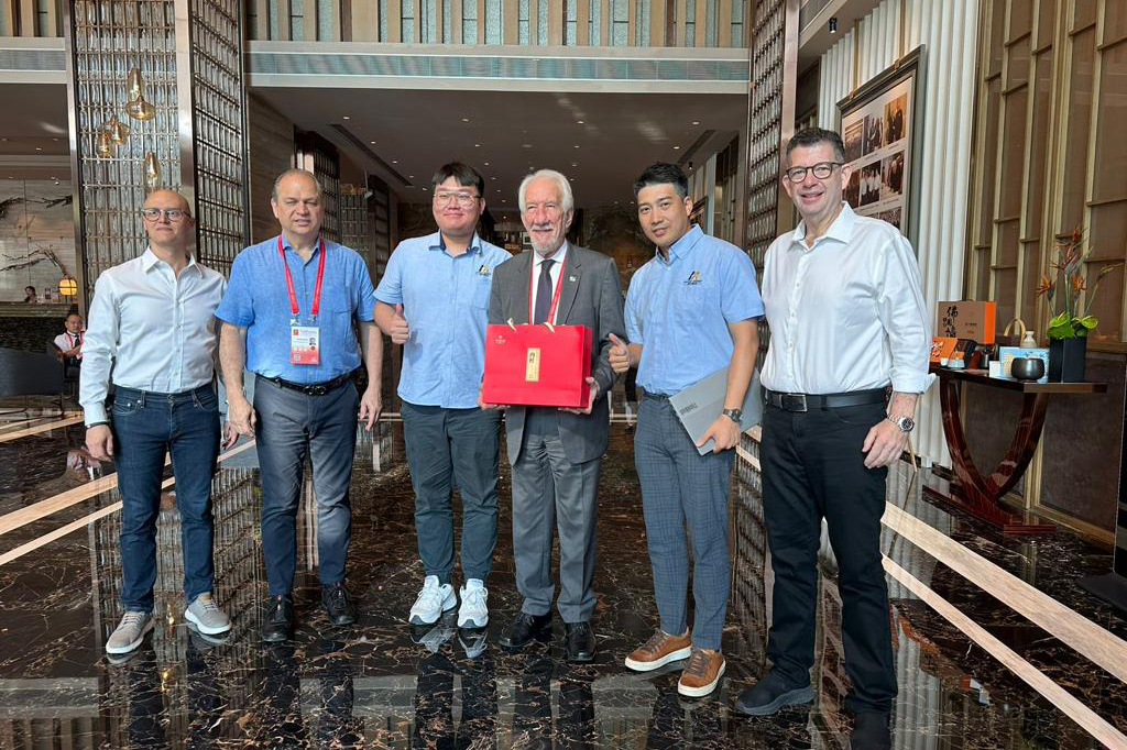 Missão paranaense conhece maior fabricante de pneus pesados da China e prospecta investimentos
