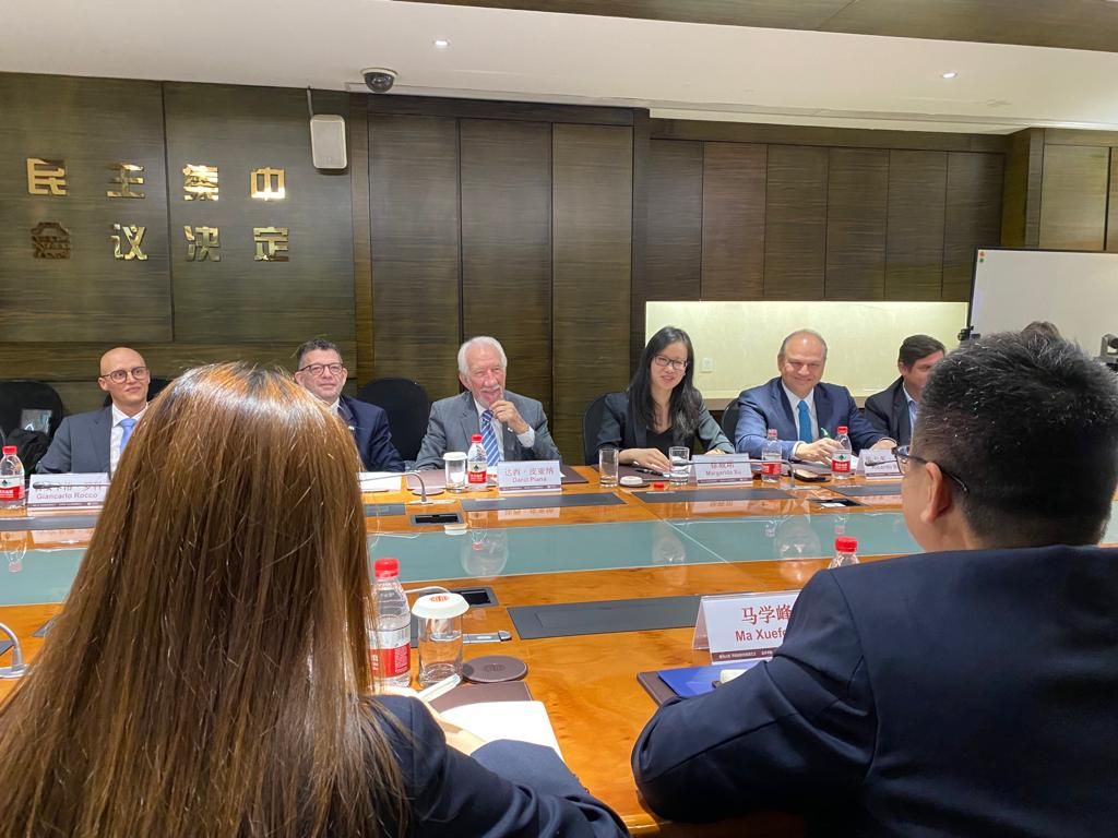 Comitiva paranaense se reúne com três grandes empresas e embaixador do Brasil na China