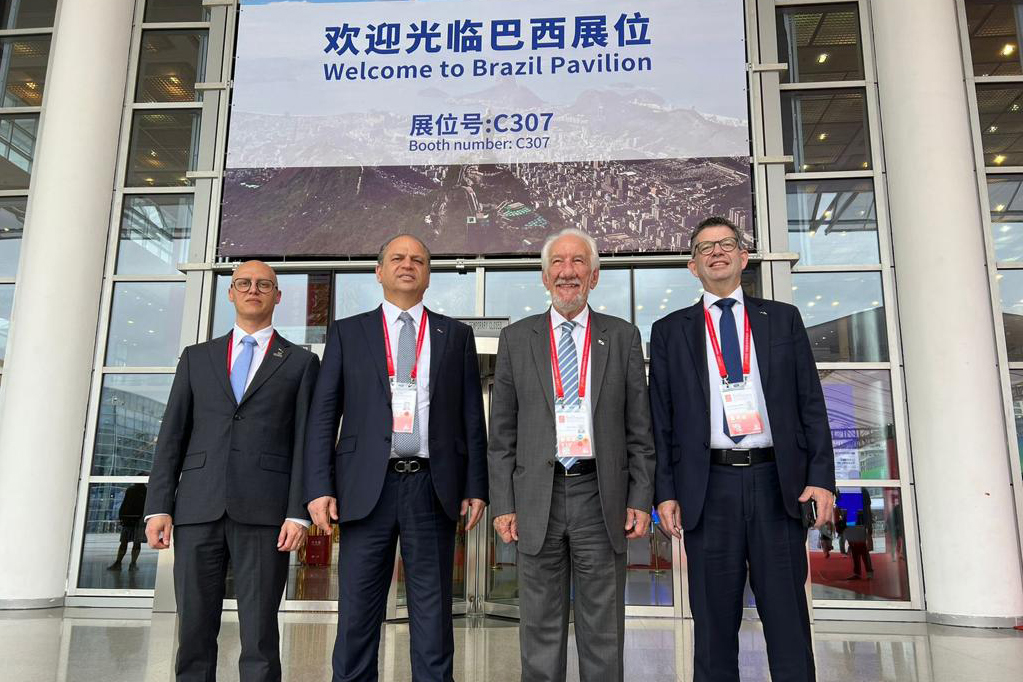 Comitiva liderada pelo vice-governador Darci Piana iniciou os trabalhos pela participação na Feira Internacional de Investimento e Comércio da China, na cidade de Xiamen, com o objetivo de estabelecer negociações bilaterais e atrair investimentos para o Estado
