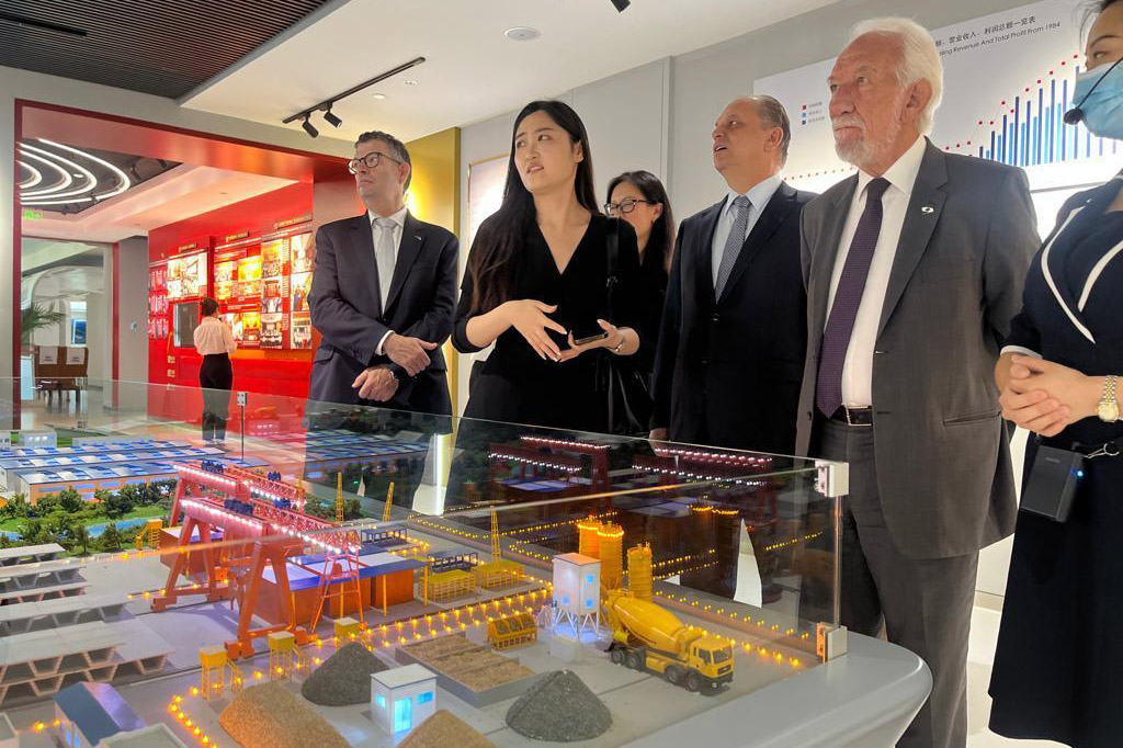 O vice-governador Darci Piana, o secretário de Indústria, Comércio e Serviços, Ricardo Barros, e o diretor-presidente da Invest Paraná, Eduardo Bekin, se reuniram nesta terça-feira (12) em Pequim, na China, com representantes da AVIC International Beijing, uma das principais empresas globais de tecnologia aeroespacial e defesa, e da China Railway Construction Corporation Limited (CRCC), conglomerado especializado em infraestrutura