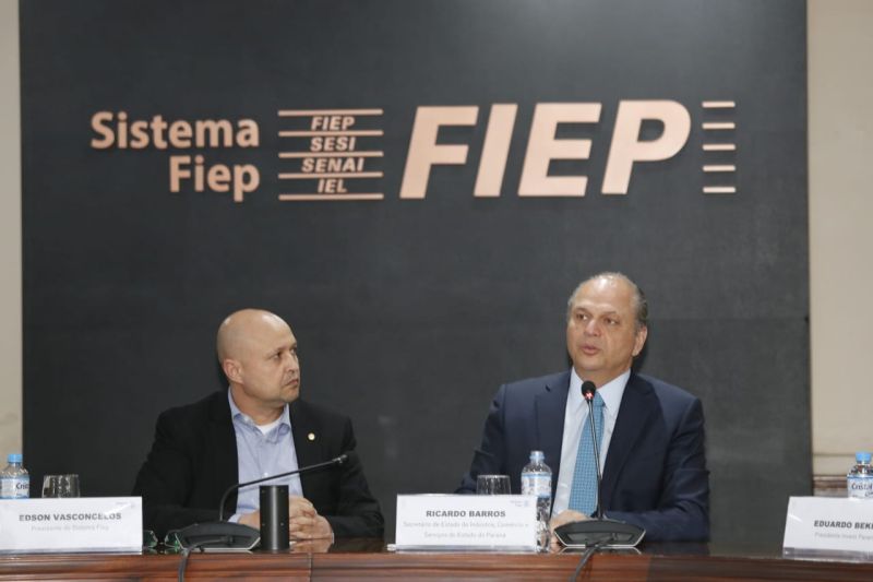 Estado apresenta plano para a indústria à nova diretoria da Fiep