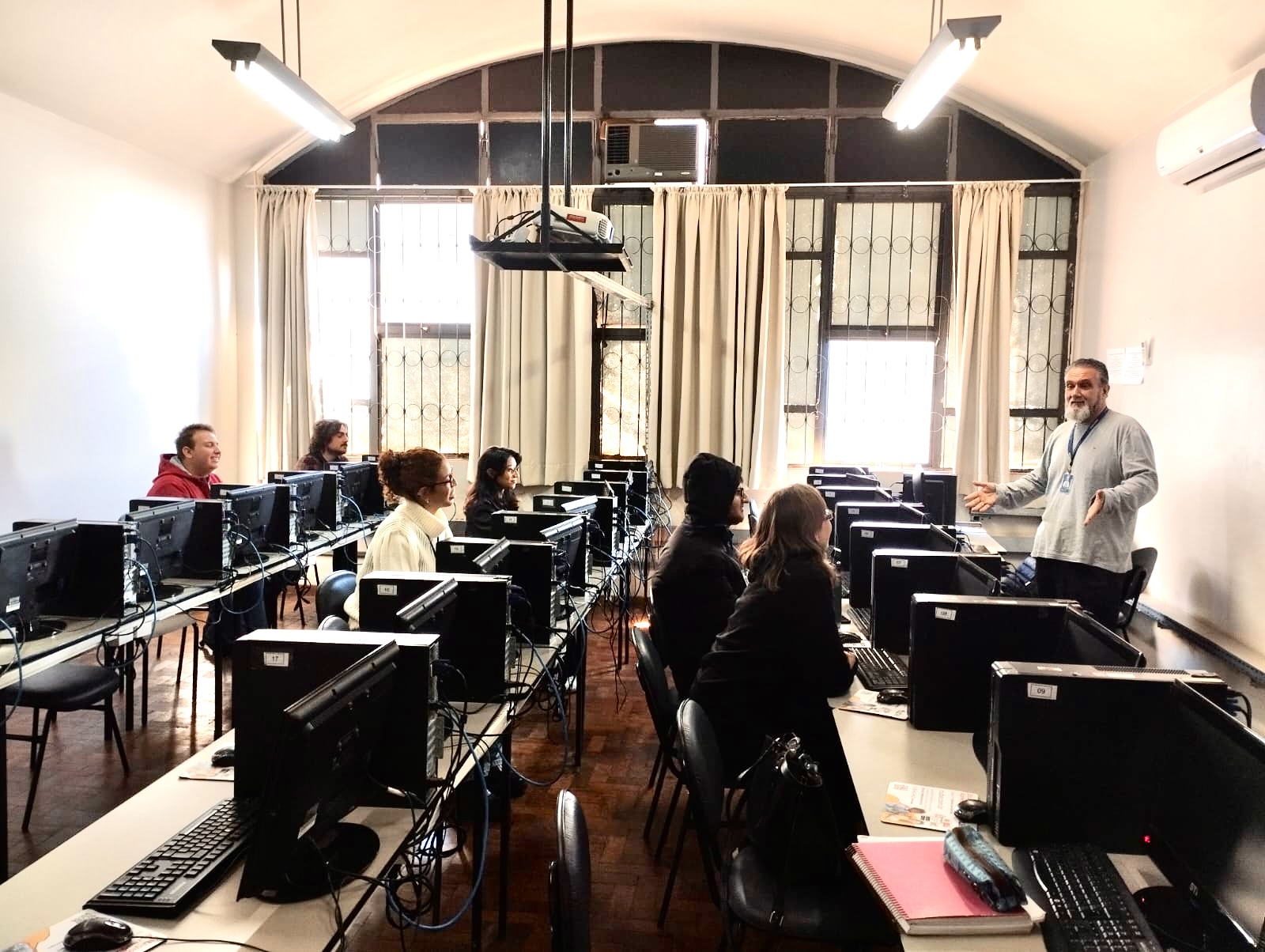 Alunos do Especializa em aula de Pós-graduação da UEM