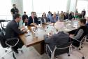 A Volkswagen do Brasil anunciou nesta segunda-feira (17) um investimento de R$ 8 milhões em projetos sociais no Paraná, durante um encontro com o governador Carlos Massa Ratinho Junior no Palácio Iguaçu, que contou com autoridades da empresa e do Estado. Foto: Ari Dias/AEN