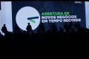 O governador Ratinho Junior assinou nesta quinta-feira (14), na abertura da Feira do Empreendedor do Sebrae, em Curitiba, o Decreto de Baixo Risco. O documento vai dispensar mais de 770 atividades econômicas da emissão de licenças na abertura de empresas.