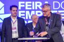 O governador Ratinho Junior assinou nesta quinta-feira (14), na abertura da Feira do Empreendedor do Sebrae, em Curitiba, o Decreto de Baixo Risco. O documento vai dispensar mais de 770 atividades econômicas da emissão de licenças na abertura de empresas.