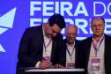 O governador Ratinho Junior assinou nesta quinta-feira (14), na abertura da Feira do Empreendedor do Sebrae, em Curitiba, o Decreto de Baixo Risco. O documento vai dispensar mais de 770 atividades econômicas da emissão de licenças na abertura de empresas.