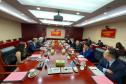 O vice-governador Darci Piana, o secretário de Indústria, Comércio e Serviços, Ricardo Barros, e o diretor-presidente da Invest Paraná, Eduardo Bekin, se reuniram nesta terça-feira (12) em Pequim, na China, com representantes da AVIC International Beijing, uma das principais empresas globais de tecnologia aeroespacial e defesa, e da China Railway Construction Corporation Limited (CRCC), conglomerado especializado em infraestrutura 