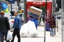 Pessoa carregando compras.