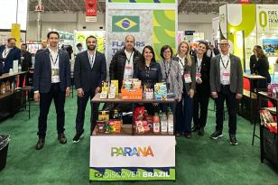 Representantes do Governo do Paraná no estande dos produtos expostos na feira Sial Canadá 2025 na 