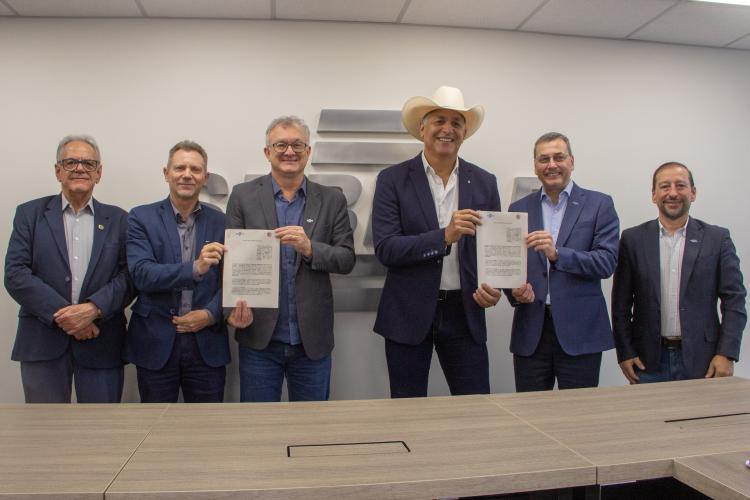 Estado e Sebrae assinam acordo para simplificar aberturas e baixas de empresas