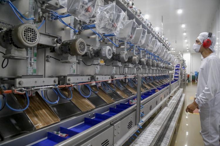 Empregado na linha de produção