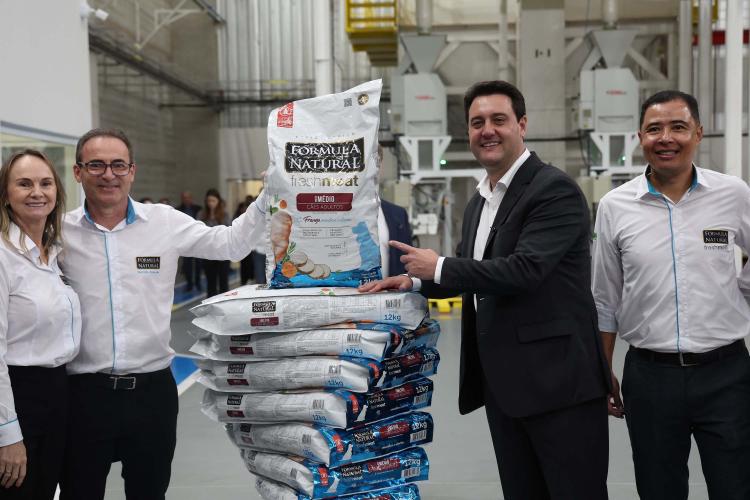 O governador Carlos Massa Ratinho Junior participou, nesta terça-feira (20), da inauguração da mais nova indústria de alimentos pet no Paraná, a Adimax, instalada em Mandirituba, na Região Metropolitana de Curitiba (RMC).