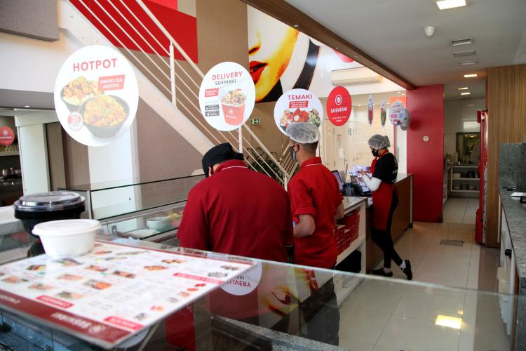 Serviços e turismo acumulam altas nas atividades no Paraná em 2025