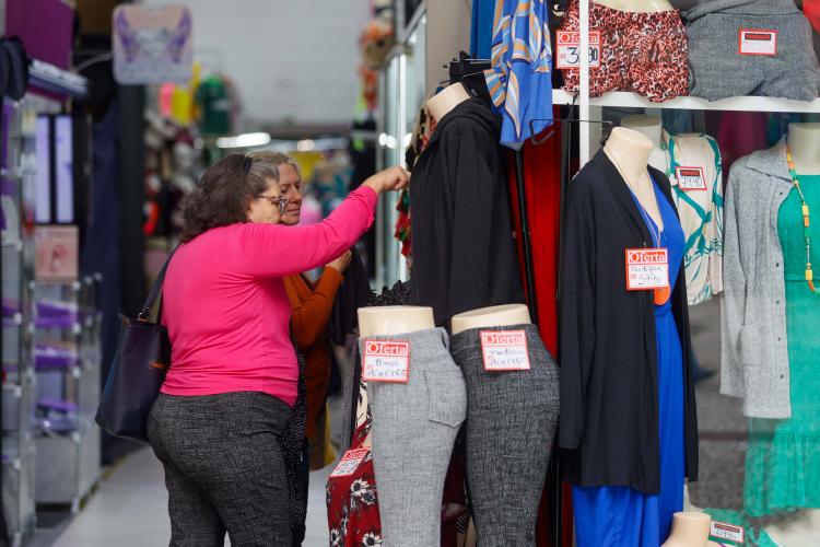 Comércio do Paraná cresce o triplo da média nacional em 2025, aponta IBGE