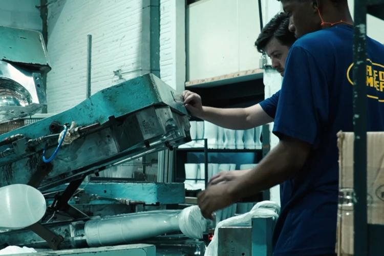 O Paraná vem ganhando espaço na indústria calçadista brasileira. Nos últimos cinco anos, segundo dados da Associação Brasileira da Indústria de Calçados (Abicalçados), o Estado tem sido um dos líderes de crescimento no setor. A tendência de alta se mantém em 2025, e tem como explicação uma estratégia bastante simples: a aposta em calçados de proteção. Esses produtos são voltados para mercados específicos, em que os trabalhadores precisam de cuidados extras de segurança – como botas e sapatos de materiais ma