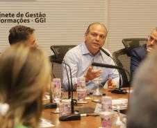 Reunião no Gabinete de Gestão e Informação (GGI) sobre o programa Descomplica Paraná. Foto: Roberto Dziura Jr/AEN