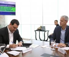 Electrolux anuncia investimento de R$ 700 milhões para a instalação de uma fábrica totalmente sustentável em São José dos Pinhais, na Região Metropolitana de Curitiba. O governador Carlos Massa Ratinho Junior, e o presidente da Electrolux América Latina, Leandro Jasiocha, assinaram o protocolo de intenções que inclui o projeto no programa de incentivos fiscais do Estado. 