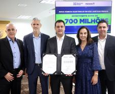 Electrolux anuncia investimento de R$ 700 milhões para a instalação de uma fábrica totalmente sustentável em São José dos Pinhais, na Região Metropolitana de Curitiba. O governador Carlos Massa Ratinho Junior, e o presidente da Electrolux América Latina, Leandro Jasiocha, assinaram o protocolo de intenções que inclui o projeto no programa de incentivos fiscais do Estado. 