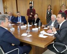 A Volkswagen do Brasil anunciou nesta segunda-feira (17) um investimento de R$ 8 milhões em projetos sociais no Paraná, durante um encontro com o governador Carlos Massa Ratinho Junior no Palácio Iguaçu, que contou com autoridades da empresa e do Estado. Foto: Ari Dias/AEN