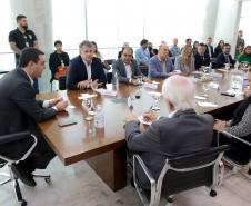 A Volkswagen do Brasil anunciou nesta segunda-feira (17) um investimento de R$ 8 milhões em projetos sociais no Paraná, durante um encontro com o governador Carlos Massa Ratinho Junior no Palácio Iguaçu, que contou com autoridades da empresa e do Estado. Foto: Ari Dias/AEN