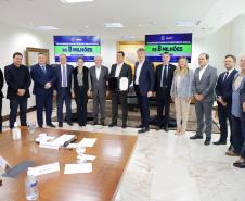 A Volkswagen do Brasil anunciou nesta segunda-feira (17) um investimento de R$ 8 milhões em projetos sociais no Paraná, durante um encontro com o governador Carlos Massa Ratinho Junior no Palácio Iguaçu, que contou com autoridades da empresa e do Estado. Foto: Ari Dias/AEN