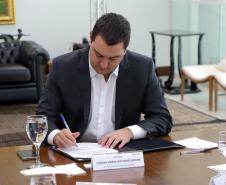 A Volkswagen do Brasil anunciou nesta segunda-feira (17) um investimento de R$ 8 milhões em projetos sociais no Paraná, durante um encontro com o governador Carlos Massa Ratinho Junior no Palácio Iguaçu, que contou com autoridades da empresa e do Estado. Foto: Ari Dias/AEN