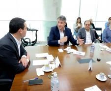 A Volkswagen do Brasil anunciou nesta segunda-feira (17) um investimento de R$ 8 milhões em projetos sociais no Paraná, durante um encontro com o governador Carlos Massa Ratinho Junior no Palácio Iguaçu, que contou com autoridades da empresa e do Estado. Foto: Ari Dias/AEN