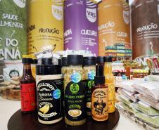 Missão comercial da Invest Paraná ao Canadá em maio vai levar produtos típicos paranaenses - como chá mate, bala de banana e farinha de pinhão - feitos por pequenos produtores do programa Vocações Regionais Sustentáveis (VRS). Intenção é abrir mercado de exportação para os pequenos produtores que participam do programa, que tem como objetivo fortalecer a produção a partir da criação de marcas regionais. 