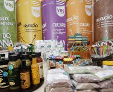 Missão comercial da Invest Paraná ao Canadá em maio vai levar produtos típicos paranaenses - como chá mate, bala de banana e farinha de pinhão - feitos por pequenos produtores do programa Vocações Regionais Sustentáveis (VRS). Intenção é abrir mercado de exportação para os pequenos produtores que participam do programa, que tem como objetivo fortalecer a produção a partir da criação de marcas regionais. 