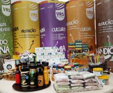 Missão comercial da Invest Paraná ao Canadá em maio vai levar produtos típicos paranaenses - como chá mate, bala de banana e farinha de pinhão - feitos por pequenos produtores do programa Vocações Regionais Sustentáveis (VRS). Intenção é abrir mercado de exportação para os pequenos produtores que participam do programa, que tem como objetivo fortalecer a produção a partir da criação de marcas regionais. 