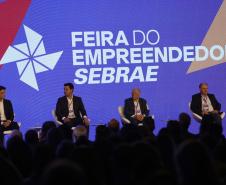 O governador Ratinho Junior assinou nesta quinta-feira (14), na abertura da Feira do Empreendedor do Sebrae, em Curitiba, o Decreto de Baixo Risco. O documento vai dispensar mais de 770 atividades econômicas da emissão de licenças na abertura de empresas.