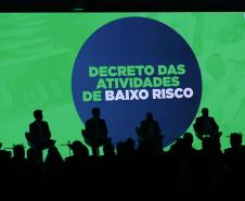 O governador Ratinho Junior assinou nesta quinta-feira (14), na abertura da Feira do Empreendedor do Sebrae, em Curitiba, o Decreto de Baixo Risco. O documento vai dispensar mais de 770 atividades econômicas da emissão de licenças na abertura de empresas.