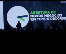 O governador Ratinho Junior assinou nesta quinta-feira (14), na abertura da Feira do Empreendedor do Sebrae, em Curitiba, o Decreto de Baixo Risco. O documento vai dispensar mais de 770 atividades econômicas da emissão de licenças na abertura de empresas.