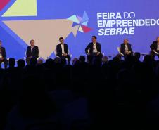 O governador Ratinho Junior assinou nesta quinta-feira (14), na abertura da Feira do Empreendedor do Sebrae, em Curitiba, o Decreto de Baixo Risco. O documento vai dispensar mais de 770 atividades econômicas da emissão de licenças na abertura de empresas.