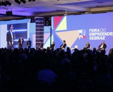 O governador Ratinho Junior assinou nesta quinta-feira (14), na abertura da Feira do Empreendedor do Sebrae, em Curitiba, o Decreto de Baixo Risco. O documento vai dispensar mais de 770 atividades econômicas da emissão de licenças na abertura de empresas.