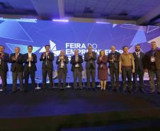 O governador Ratinho Junior assinou nesta quinta-feira (14), na abertura da Feira do Empreendedor do Sebrae, em Curitiba, o Decreto de Baixo Risco. O documento vai dispensar mais de 770 atividades econômicas da emissão de licenças na abertura de empresas.