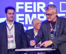 O governador Ratinho Junior assinou nesta quinta-feira (14), na abertura da Feira do Empreendedor do Sebrae, em Curitiba, o Decreto de Baixo Risco. O documento vai dispensar mais de 770 atividades econômicas da emissão de licenças na abertura de empresas.