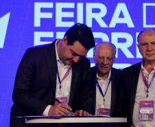 O governador Ratinho Junior assinou nesta quinta-feira (14), na abertura da Feira do Empreendedor do Sebrae, em Curitiba, o Decreto de Baixo Risco. O documento vai dispensar mais de 770 atividades econômicas da emissão de licenças na abertura de empresas.