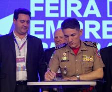 O governador Ratinho Junior assinou nesta quinta-feira (14), na abertura da Feira do Empreendedor do Sebrae, em Curitiba, o Decreto de Baixo Risco. O documento vai dispensar mais de 770 atividades econômicas da emissão de licenças na abertura de empresas.
