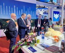 Comitiva liderada pelo vice-governador Darci Piana iniciou os trabalhos pela participação na Feira Internacional de Investimento e Comércio da China, na cidade de Xiamen, com o objetivo de estabelecer negociações bilaterais e atrair investimentos para o Estado