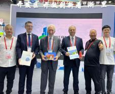 Comitiva liderada pelo vice-governador Darci Piana iniciou os trabalhos pela participação na Feira Internacional de Investimento e Comércio da China, na cidade de Xiamen, com o objetivo de estabelecer negociações bilaterais e atrair investimentos para o Estado