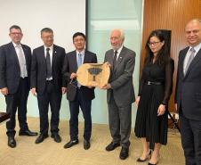 O vice-governador Darci Piana, o secretário de Indústria, Comércio e Serviços, Ricardo Barros, e o diretor-presidente da Invest Paraná, Eduardo Bekin, se reuniram nesta terça-feira (12) em Pequim, na China, com representantes da AVIC International Beijing, uma das principais empresas globais de tecnologia aeroespacial e defesa, e da China Railway Construction Corporation Limited (CRCC), conglomerado especializado em infraestrutura 
