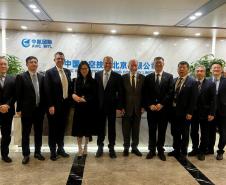 O vice-governador Darci Piana, o secretário de Indústria, Comércio e Serviços, Ricardo Barros, e o diretor-presidente da Invest Paraná, Eduardo Bekin, se reuniram nesta terça-feira (12) em Pequim, na China, com representantes da AVIC International Beijing, uma das principais empresas globais de tecnologia aeroespacial e defesa, e da China Railway Construction Corporation Limited (CRCC), conglomerado especializado em infraestrutura 