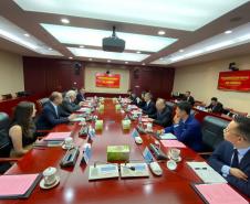 O vice-governador Darci Piana, o secretário de Indústria, Comércio e Serviços, Ricardo Barros, e o diretor-presidente da Invest Paraná, Eduardo Bekin, se reuniram nesta terça-feira (12) em Pequim, na China, com representantes da AVIC International Beijing, uma das principais empresas globais de tecnologia aeroespacial e defesa, e da China Railway Construction Corporation Limited (CRCC), conglomerado especializado em infraestrutura 