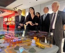 O vice-governador Darci Piana, o secretário de Indústria, Comércio e Serviços, Ricardo Barros, e o diretor-presidente da Invest Paraná, Eduardo Bekin, se reuniram nesta terça-feira (12) em Pequim, na China, com representantes da AVIC International Beijing, uma das principais empresas globais de tecnologia aeroespacial e defesa, e da China Railway Construction Corporation Limited (CRCC), conglomerado especializado em infraestrutura 