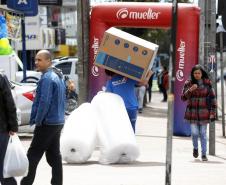 Pessoa carregando compras.