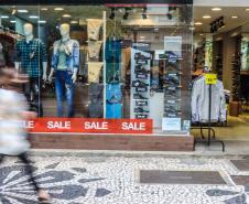 Pedestre em frente a uma vitrine.