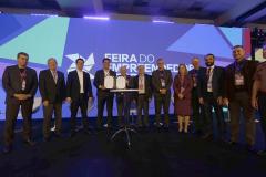 O governador Ratinho Junior assinou nesta quinta-feira (14), na abertura da Feira do Empreendedor do Sebrae, em Curitiba, o Decreto de Baixo Risco. O documento vai dispensar mais de 770 atividades econômicas da emissão de licenças na abertura de empresas.